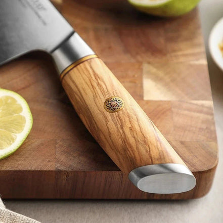 Faca Santoku 7" em Aço Damasco com Núcleo em Aço 14Cr14MoVNb com Cabo em Madeira de Oliveira - Forja Fogo&Faca
