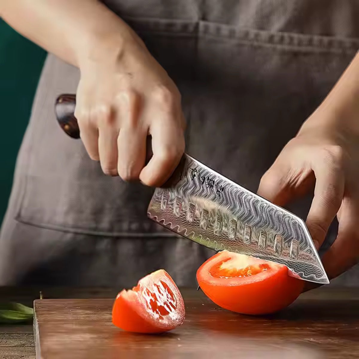 Faca Santoku Profissional em Aço Damasco de 73 Camadas com Cabo G10 Vermelho e Preto - Forja Fogo&Faca